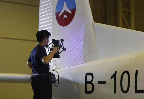 Esc&aacute;ner 3D de seguimiento &oacute;ptico con escaneo 3D de alta velocidad