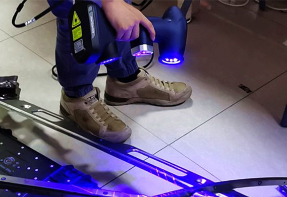 Escaneo 3D de superficies oscuras y brillantes